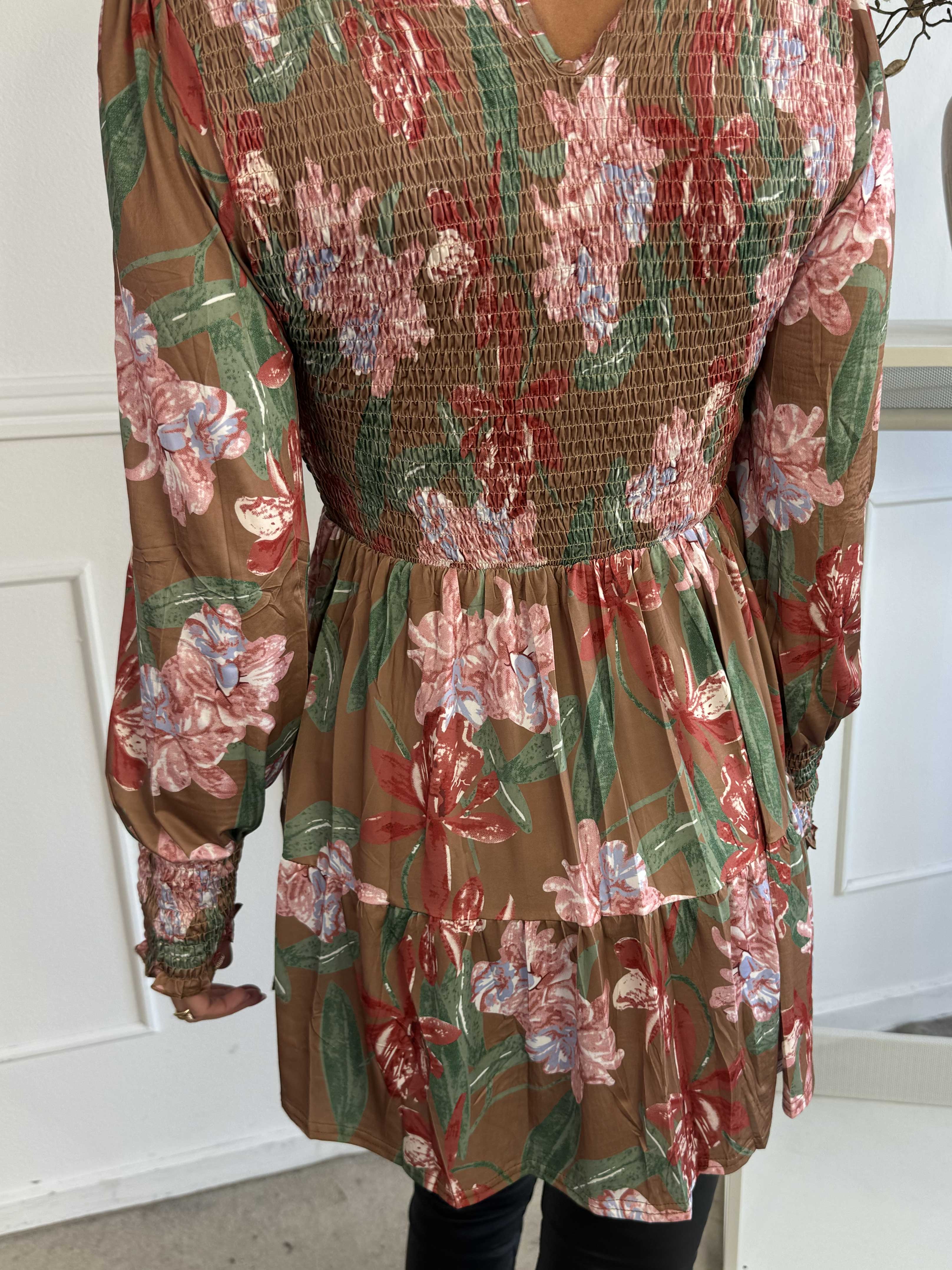 Kelly Flower Shirt - Elastisk blus med smock över bröstet